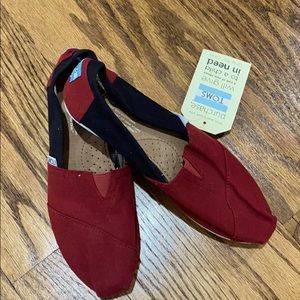 TOMS garnet and black flats